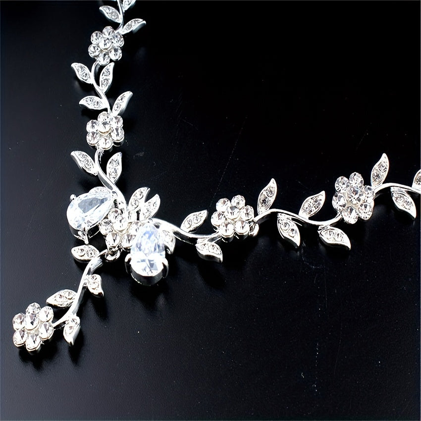 Set Collar y Aretes con Diseño Floral en Cristales Blancos – Elegancia para Eventos - Collares