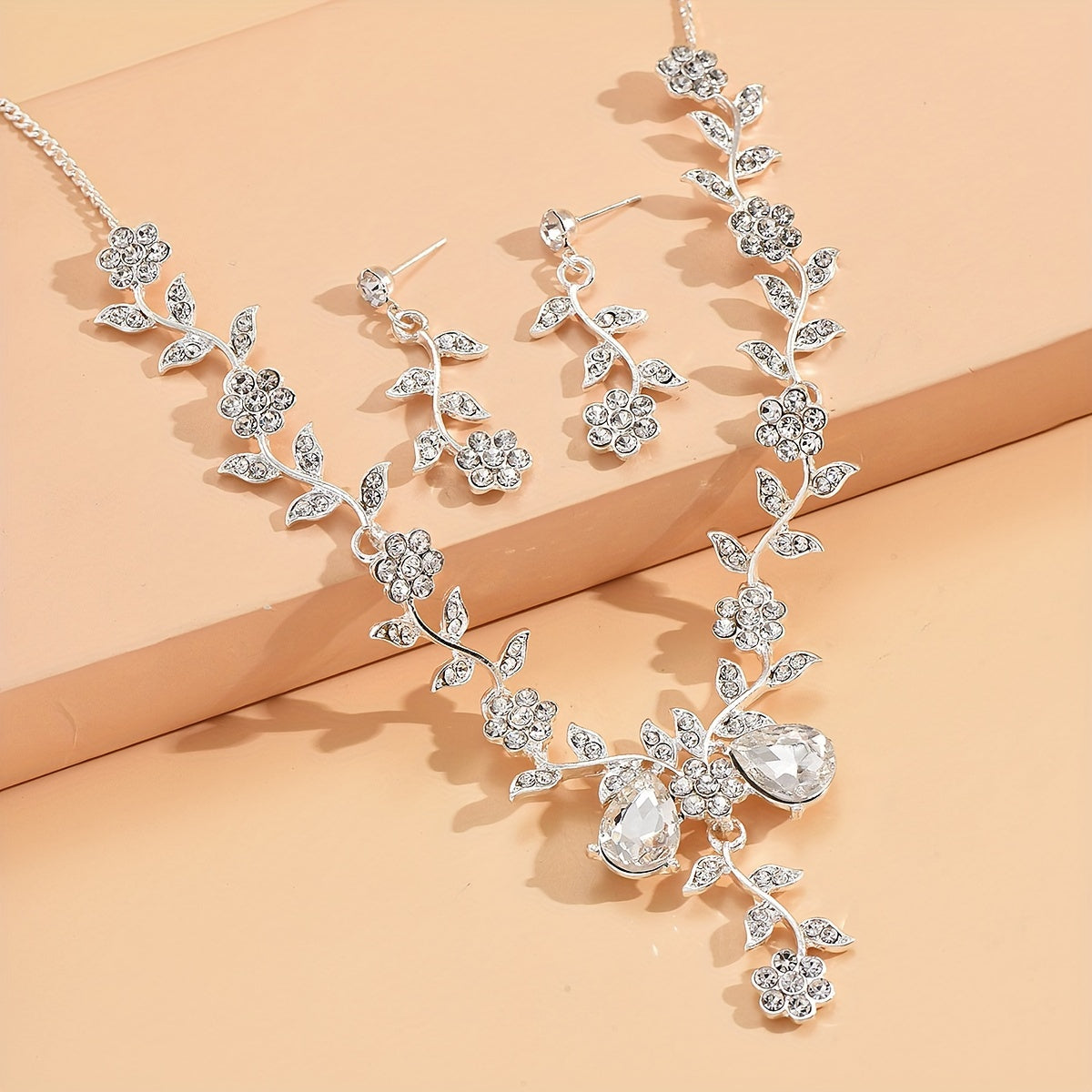 Set Collar y Aretes con Diseño Floral en Cristales Blancos – Elegancia para Eventos - Collares