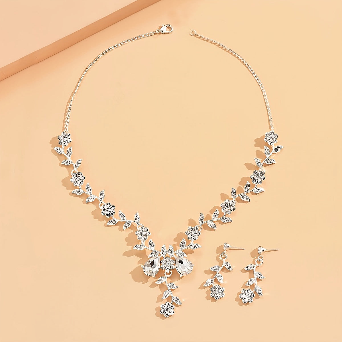 Set Collar y Aretes con Diseño Floral en Cristales Blancos – Elegancia para Eventos - Collares