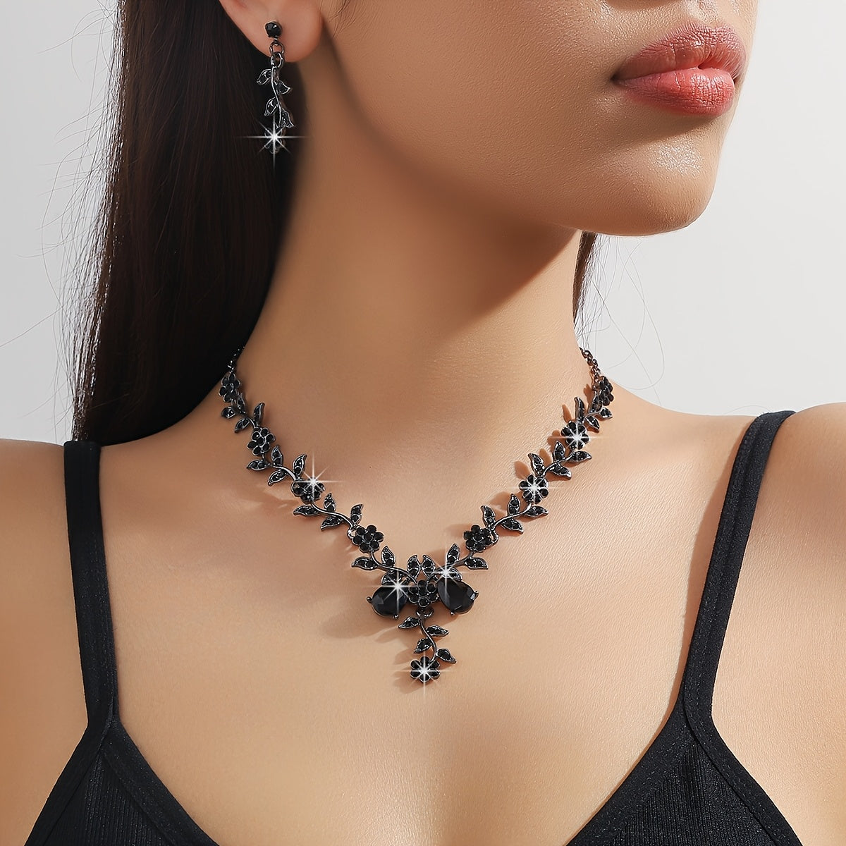 Set Collar y Aretes con Diseño Floral en Cristales Blancos – Elegancia para Eventos - Negro - Collares