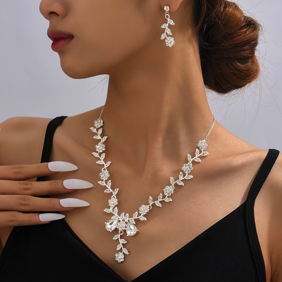 Set Collar y Aretes con Diseño Floral en Cristales Blancos – Elegancia para Eventos - Plateado - Collares
