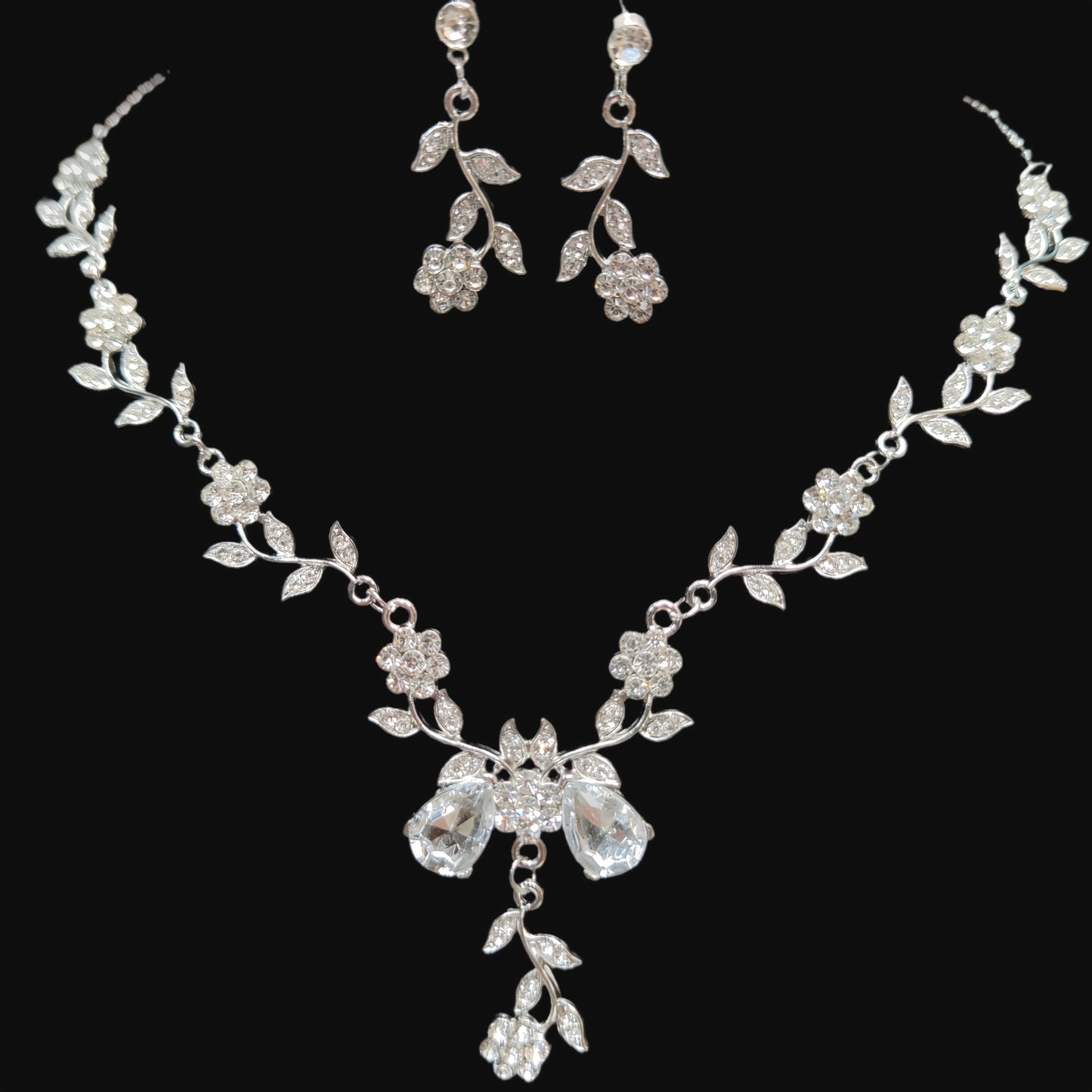 Set Collar y Aretes con Diseño Floral en Cristales Blancos – Elegancia para Eventos - Collares