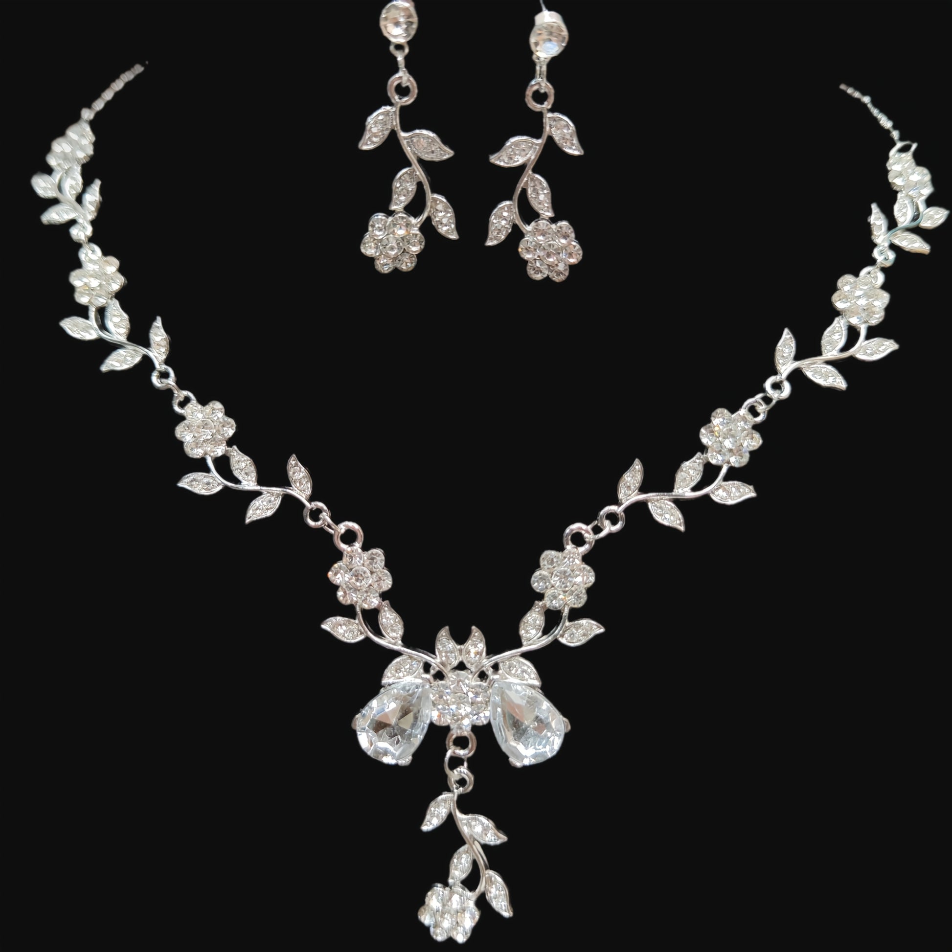 Set Collar y Aretes con Diseño Floral en Cristales Blancos – Elegancia para Eventos - Collares