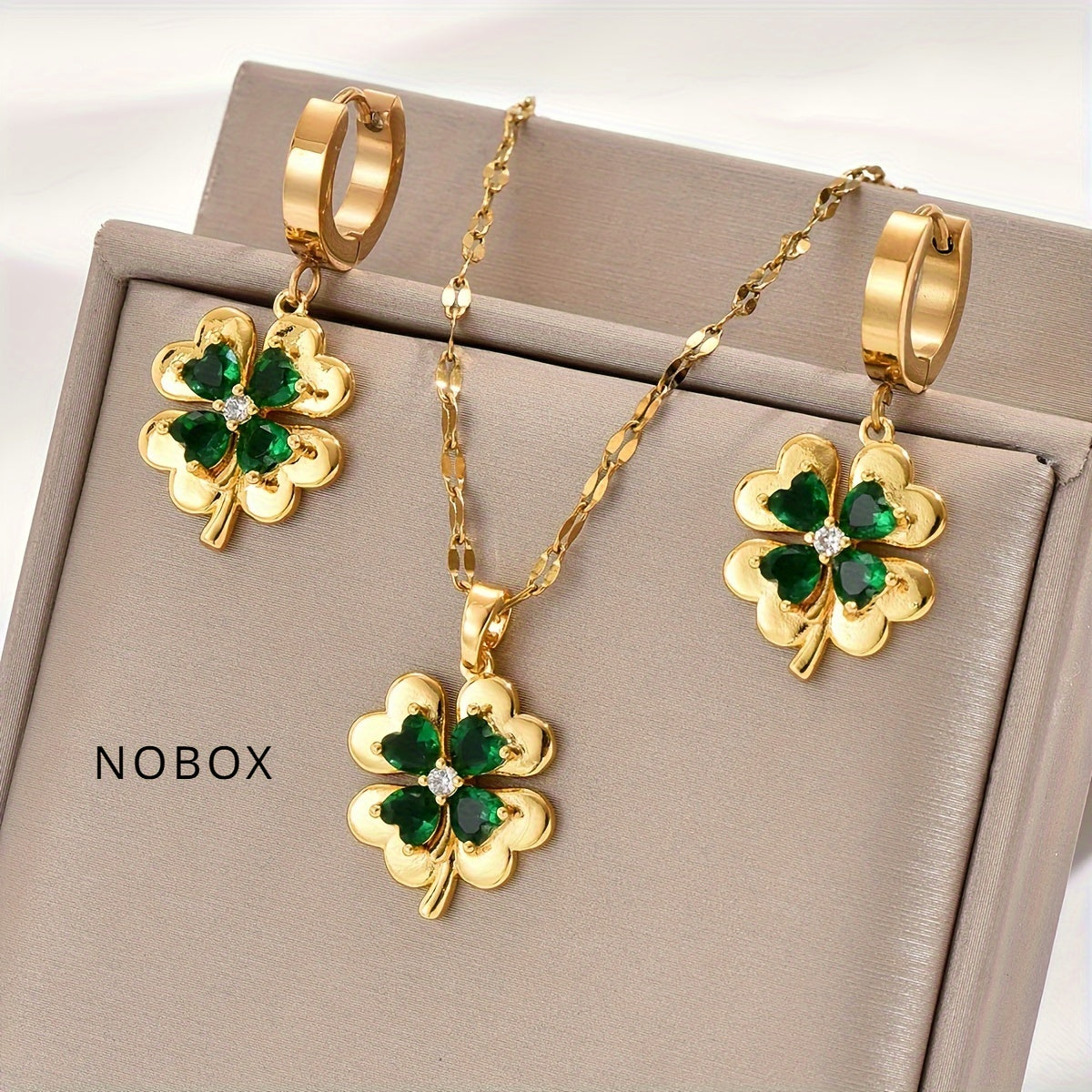 Set Joyería Dorada con Tréboles y Cristales Verdes – Collar y Aretes Elegantes - Collares