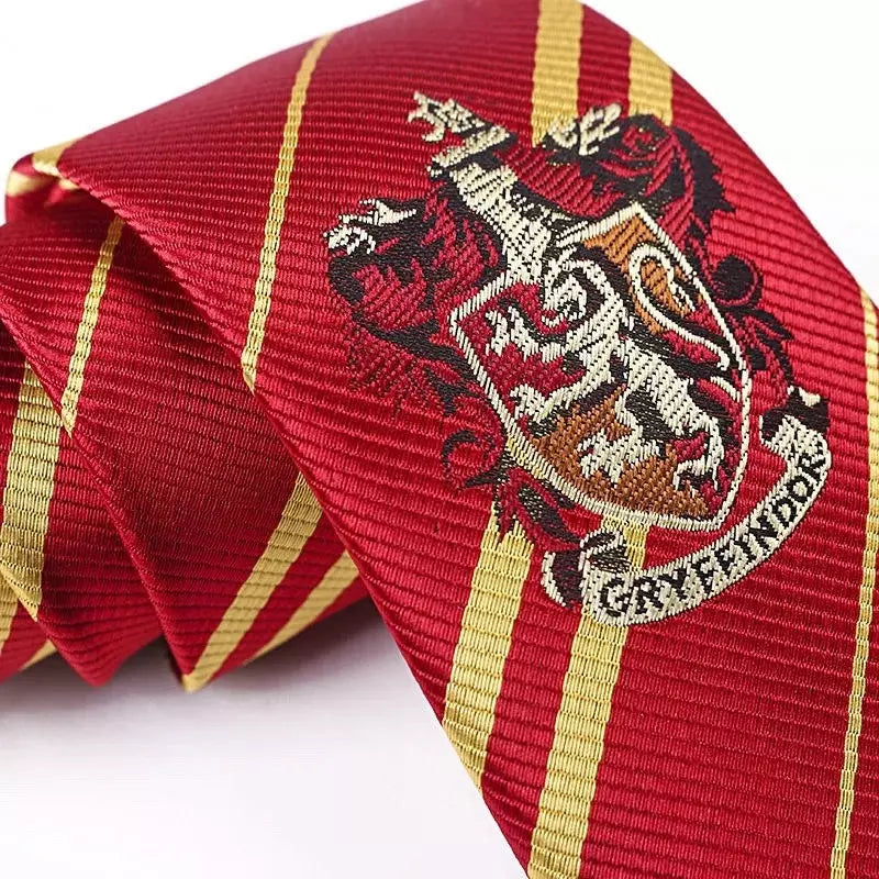 Corbata Harry Potter 4 Casas Bordada + Pin - Rojo