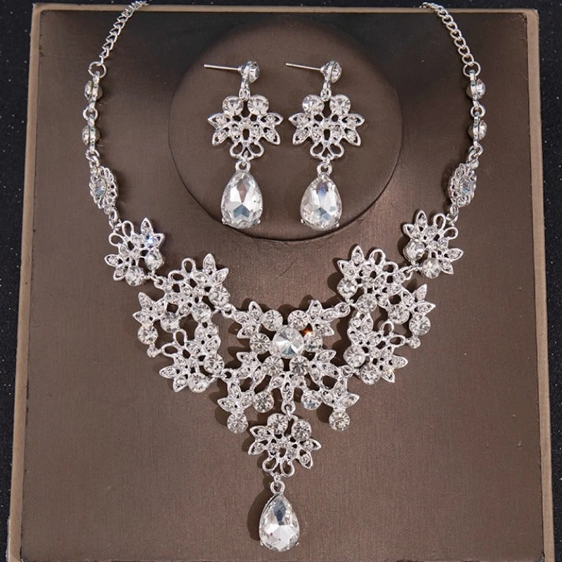 Set Joyería con Collar y Aretes de Cristales Blancos – Elegancia Atemporal para Eventos - Plateado - Collares