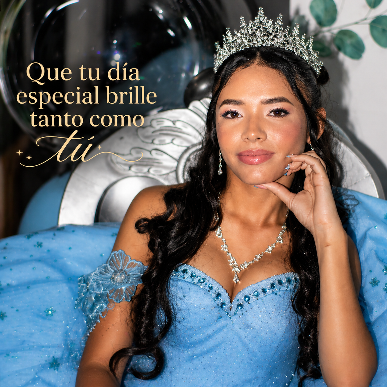 Quinceañera con tiara plateada y collar de Sepia Moda Y Más, joyería para eventos en Bogotá Colombia