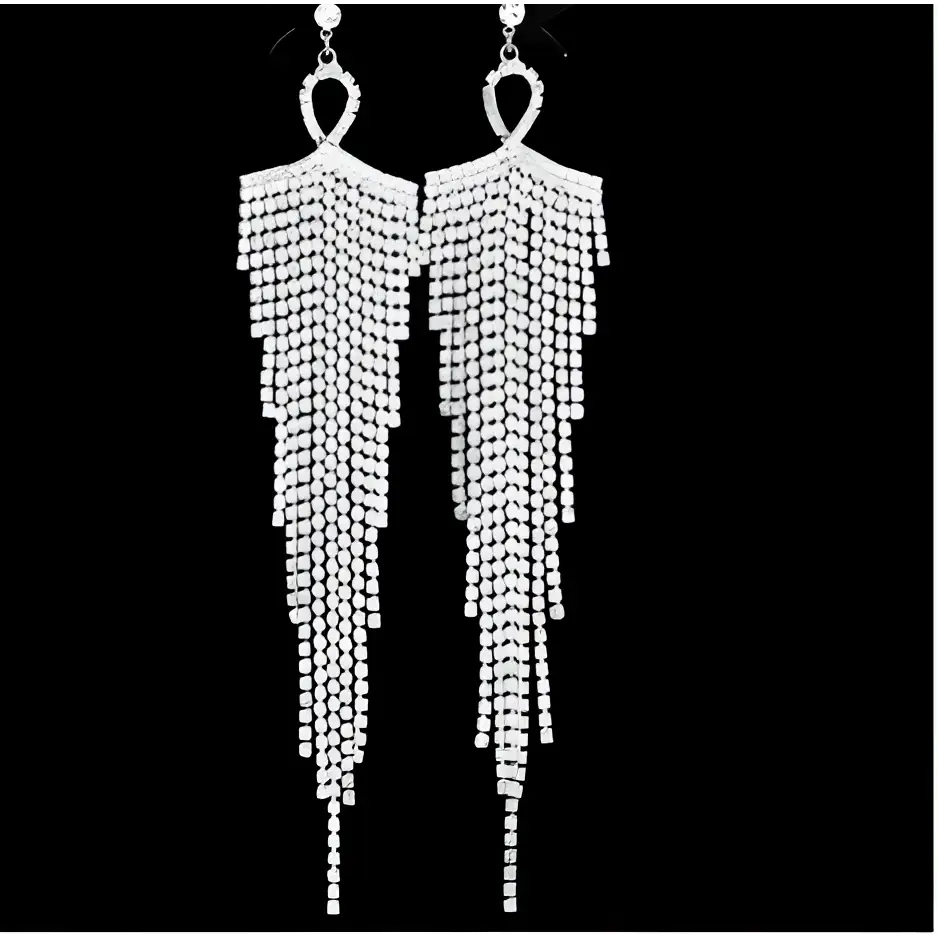 Aretes pendientes elegantes mujer joyería eventos Colombia