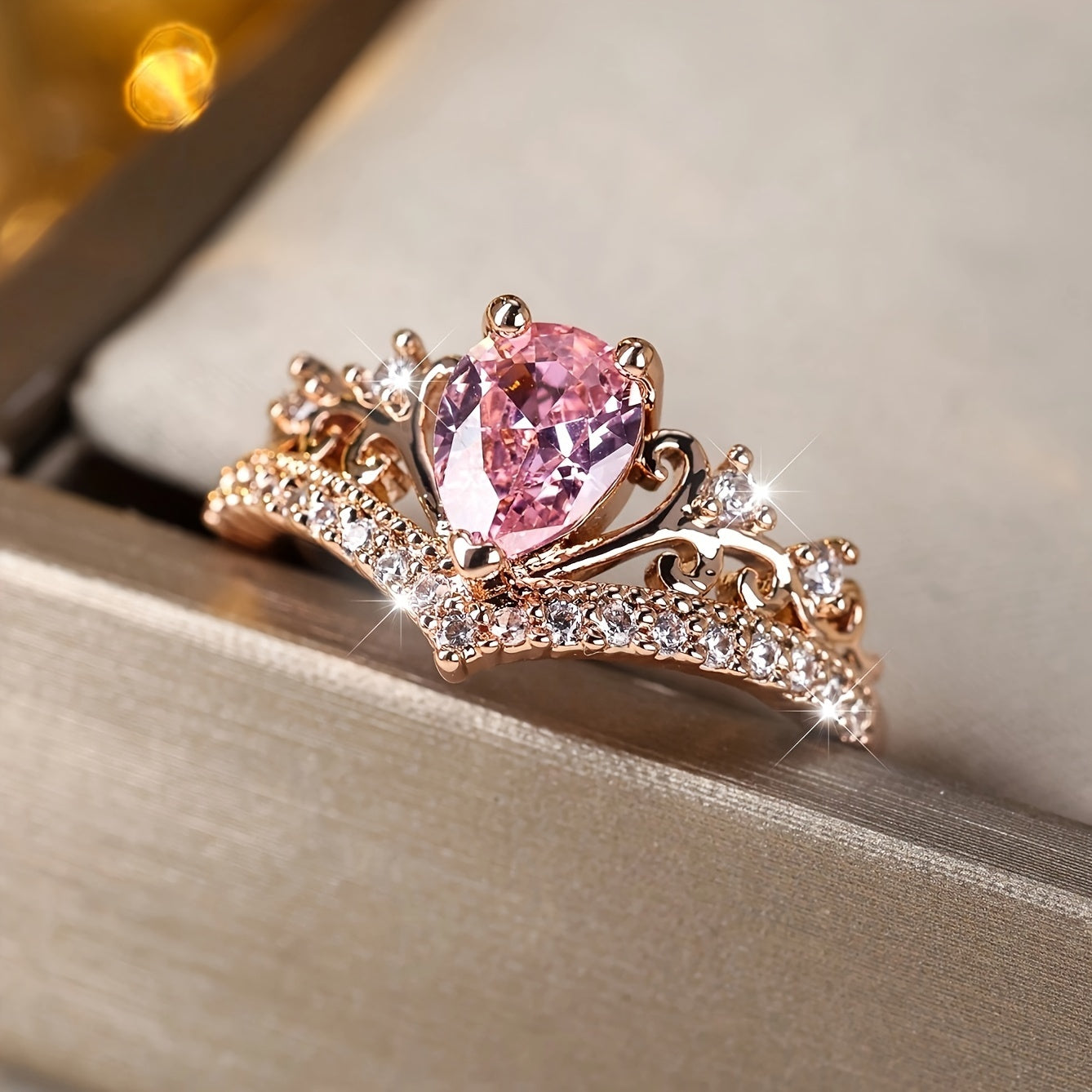 Anillo Princesa Corona Dorado con Piedra Rosa y Circonias