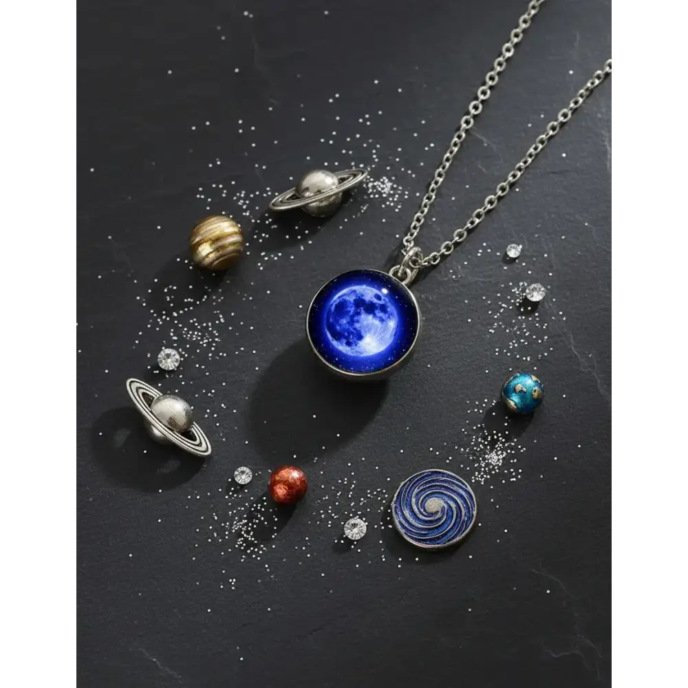 Collar galaxia espacio dije metálico vista frontal – Sepia Moda y Más