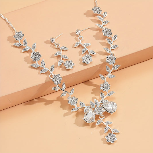 Set Collar y Aretes con Diseño Floral en Cristales Blancos – Elegancia para Eventos - Collares