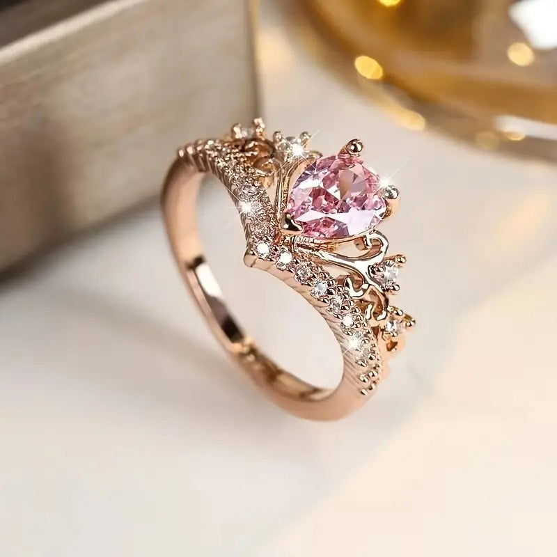 Anillo Princesa Corona Dorado con Piedra Rosa y Circonias