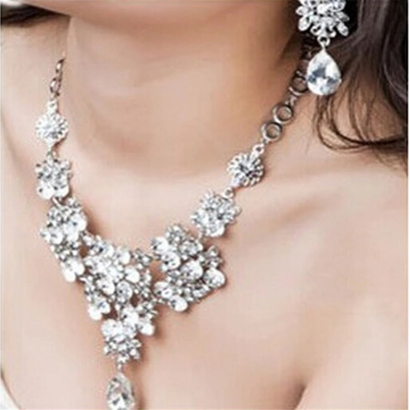 Set Joyería con Collar y Aretes de Cristales Blancos – Elegancia Atemporal para Eventos - Collares