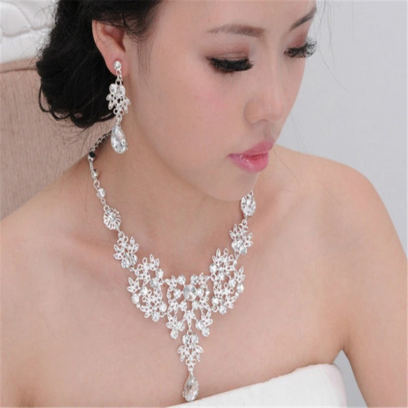 Set Joyería con Collar y Aretes de Cristales Blancos – Elegancia Atemporal para Eventos - Collares