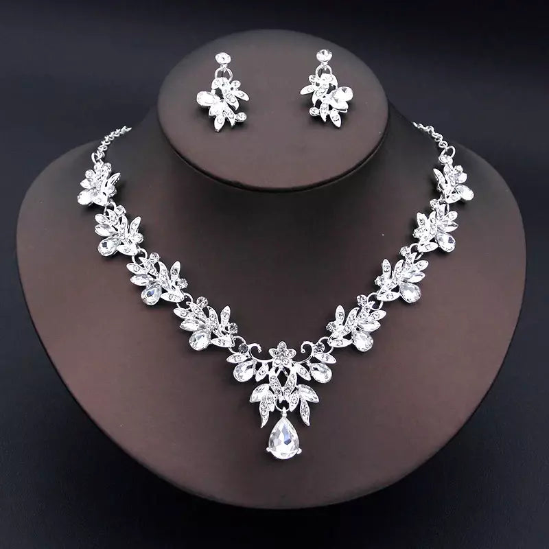 Set de Collar y Aretes – Elegancia para Eventos - Plateado - Collares