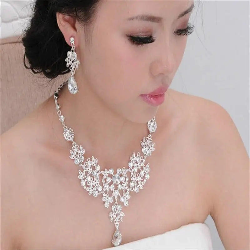Set joyería collar aretes cristales blancos elegancia Colombia