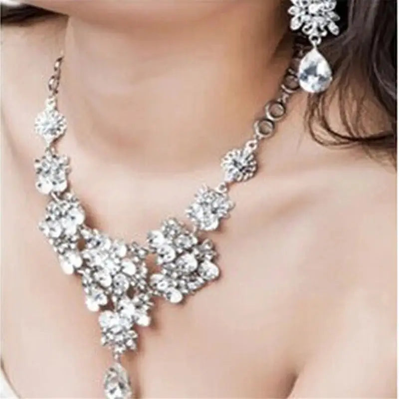 Set joyería collar aretes cristales blancos elegancia Colombia